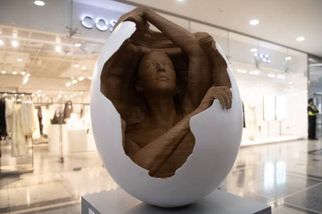 News Themen der Woche KW16 The Big Egg Hunt 2025 Easter Eggs - Friday 18 April 2025 - London, UK A general view of Aquarius by Chris Carnabuci at Jubilee Mall, Canary Wharf in London, England, UK on Friday 18 April, 2025 which forms part of The Big Egg Hunt 2025 , an Easter egg event organised by Elephant Family in partnership with Clarence Court eggs and running from 24th March to 27th April, 2025., Credit:Justin Ng Avalon UK, England, London, Jubilee Mall, Canary Wharf  Copyright: xJustinxNgx xAvalonx 0989693987