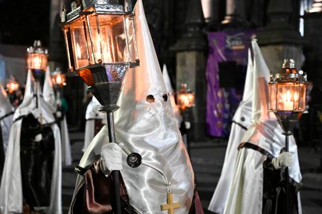 Good Friday Silence Procession in Toluca Hooded penitents carry torches and take a vow of silence as taking part during the Good Friday procession. As Easter approaches, honors one of the solemn religious traditions, the funeral march, know as Silence Procession reenacting the burial of Christ. on April 18, 2025 in Toluca, Mexico. (Photo by Carlos Tischler Eyepix Group) Copyright: xCarlosxTischler xEyepixxGroupx CT_18042025_152382