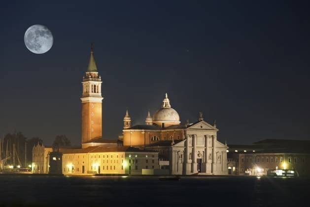 San Giorgio Maggiore Insel mit Vollmond in der Nacht San Giorgio Maggiore island with full moon at night Copyright: imageBROKER IvanxSynieokov ibxiqx13084301.jpg