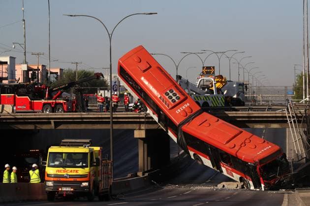 News Themen der Woche KW16 News Bilder des Tages Santiago April 19, 2025 Bus system network falls into Autopista central after being hit by a van on Calle Departamental Jonnathan Oyarzun Aton Chile, Santiago Chile Aton Chile Aton 1001136  Copyright: JONNATHANxOYARZUN ATONxCHILE