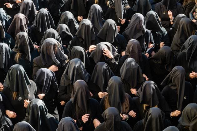 News Themen der Woche KW16 News Bilder des Tages Desolata In Canosa Women veiled in black process through the streets of Canosa di Puglia, Italy, on April 19, 2025, as part of a symbolic rite of Holy Saturday. La Desolata is the symbolic procession of Holy Saturday in Canosa di Puglia, where 400 women veiled in black shout a hymn recounting the heartbreak of a mother whose son has died. Canosa di Puglia Italy  Copyright: xDavidexPischettolax originalFilename: pischettola-notitle250419_npEmZ.jpg