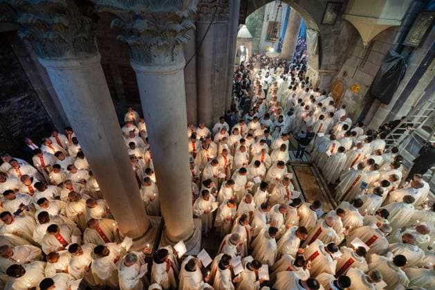 Katholische Messe an Gruendonnerstag (17.04.2025) in der Grabeskirche in Jerusalem mit Fusswaschungen und Prozession in der Kirche um den Salbungsstein Christi. Die Messe wurde von Erzbischof Pierbattista Pizzaballa gefeiert. Er hat auch die Fusswaschungen gemacht. Vor der Kapelle, die als Ort der Auferstehung Jesu gilt, leitete der Lateinische Patriarch von Jerusalem, Erzbischof Pierbattista Pizzaballa, die Auferstehungsfeier. EDITORIAL USE ONLY *** Catholic Mass on Holy Thursday 17 04 2025 in the Church of the Holy Sepulchre in Jerusalem with foot washing and procession in the church around the anointing stone of Christ The Mass was celebrated by Archbishop Pierbattista Pizzaballa He also did the foot washing In front of the chapel, which Copyright: epd-bildx xStefanxArend epd-Grabeskirche_Gottesdienst2 - Kopieren