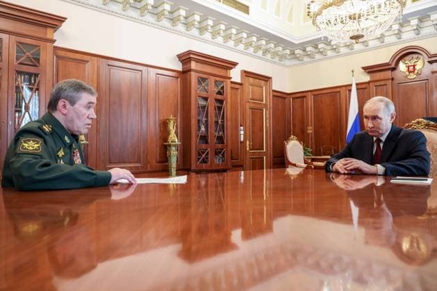 News Themen der Woche KW16 News Bilder des Tages RUSSIA, MOSCOW - APRIL 19, 2025: Russia s President Vladimir Putin (R) and Chief of the General Staff of the Russian Armed Forces Army General Valery Gerasimov hold a meeting at the Moscow Kremlin. Vyacheslav Prokofyev Russian Presidential Press and Information Office TASS  79950037