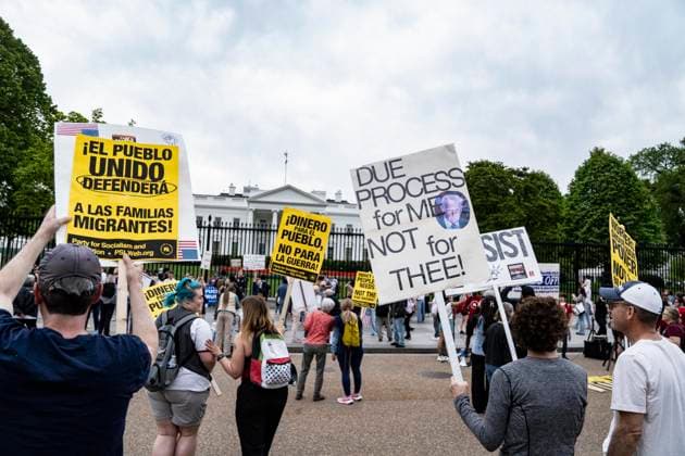 News Themen der Woche KW16 News Bilder des Tages Anti ICE And Trump Protests Out Side The White House Outside the White House, a group of protesters gathers to protest President Donald J. Trump s ICE deportation plan on college campuses and in the community in Washington, DC, on April 19, 2025. Washington DC United Kingdom  Copyright: xAndrewxThomasx originalFilename: thomas-antiicea250419_npPId.jpg