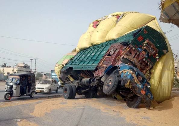 News Themen der Woche KW16 News Bilder des Tages RECORD DATE NOT STATED HYDERABAD, PAKISTAN, APR 19: Commuters pass near an overturned truck after traffic accident due to overloading and damaged road creating problem in normal flow of traffic, at Mirpurkhas road in Hyderabad on Saturday, April 19, 2025. (Sajjad Zaidi PPI Images). EDITORIAL USE ONLY Copyright: xx AR-ZM-190425x ppiphotos448425