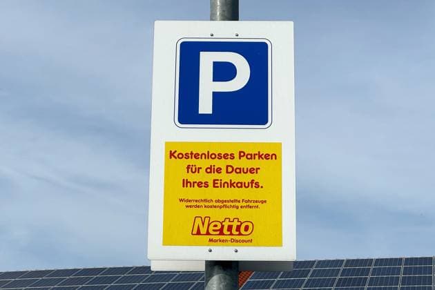 19.04.2025 xsvx, Wirtschaft Einzelhandel, emwir , v.l. Logo, Schriftzug, Werbung Supermarkt Discounter Netto Markendiscounter Brand Branding Geschäft Parkhinweis für Kunden Parkplatz parken Worms *** 19 04 2025 xsvx, economy retail, emwir , v l logo, lettering, advertising supermarket discounter Netto brand discounter branding store parking notice for customers parking lot parking Worms