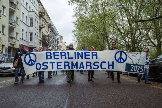 News Themen der Woche KW16 News Bilder des Tages April 19, 2025, Berlin, Berlin, Germany: People from different left groups demonstrated during the annual Easter Demonstration against war (of any kind) on Apr. 19 2025 in the streets of Kreuzberg district in Berlin, Germany. Berlin Germany - ZUMAk201 20250419_zip_k201_012 Copyright: xNikosxKanistrasx
