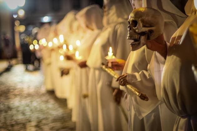 Bilder des Jahres 2025, News 04 April News Themen der Woche KW16 News Bilder des Tages April 19, 2025, Mariana, Minas Gerais, BRAZIL: RELIGION: HOLY WEEK - Procession of Souls in Mariana, a historic city in Minas Gerais, Brazil. The procession is carried out by the city s Renewal Movement and always takes place at 00:05 on Holy Saturday, leaving from the door of the Confraternity Church, this Saturday, April 19, 2025 and is attended by hundreds of people. Mariana BRAZIL - ZUMAc236 20250419_znp_c236_019 Copyright: xRodneyxCostax