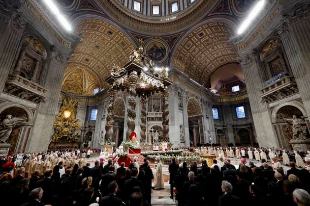 News Themen der Woche KW16 News Bilder des Tages April 19, 2025, Vatican City, VATICAN: Cardinals holds a candle during the Easter Vigil mass in Saint Peter s Basilica at the Vatican City, 19 April 2025. ANSA FABIO FRUSTACI Vatican City VATICAN  - ZUMAa110 20250419_zaf_a110_065 Copyright: xFabioxFrustacix