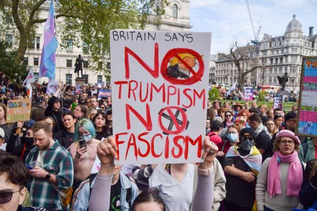 Bilder des Jahres 2025, News 04 April News Bilder des Tages Thousands march in support of trans rights following the Supreme Court ruling on women in London, UK - 19 Apr 2025 A protester holds a placard opposed to Trump and fascism during the demonstration in Parliament Square. Thousands of people marched in Westminster in support of transgender rights following the Supreme Court ruling that the definition of a woman is based on biological sex. London United Kingdom Copyright: xVukxValcicx xSOPAxImagesx VukValcicTransRights190425_36