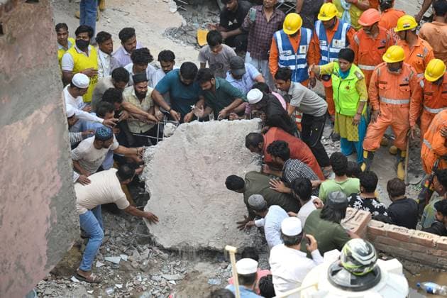 News Themen der Woche KW16 NEW DELHI, INDIA - APRIL 19: NDRF Personnel along with local residents carries out rescue operations in Building Collapse at Mustafabad on April 19, 2025 in New Delhi, India. At least 11 people, including four children, were killed, while 11 others sustained injuries when a four-storey building collapsed at Mustafabad in northeast Delhi on Saturday morning. Situated in an unauthorised colony, the building was around 20 years old and was fully occupied, according to an official from the Municipal Corporation of Delhi. The owner of the house, Tehsin, is among the dead. (Photo by Sanchit Khanna Hindustan Times ) 11 Dead, 11 Injured As Four-Storey Building Collapses In Delhi?s Mustafabad