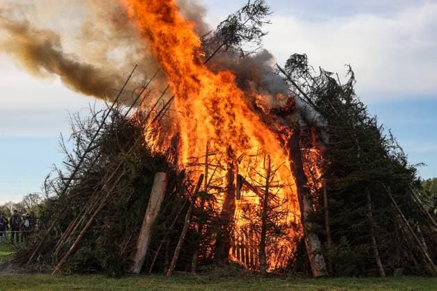 Das Osterfeuer brennt in Siegen-Oberschelden. Der Foerderverein (Förderverein) Freiwillige Feuerwehr Oberschelden e. V. hat am Abend zum Osterfeuer auf dem Bolzplatz Vor der Hohler eingeladen. Osterfeuer am 19.04.2025 in Siegen Deutschland. *** The Easter fire burns in Siegen Oberschelden The Förderverein Förderverein Freiwillige Feuerwehr Oberschelden e V has invited to the Easter fire on the football field Vor der Hohler in the evening Easter fire on 19 04 2025 in Siegen Germany