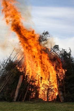 Das Osterfeuer brennt in Siegen-Oberschelden. Der Foerderverein (Förderverein) Freiwillige Feuerwehr Oberschelden e. V. hat am Abend zum Osterfeuer auf dem Bolzplatz Vor der Hohler eingeladen. Osterfeuer am 19.04.2025 in Siegen Deutschland. *** The Easter fire burns in Siegen Oberschelden The Förderverein Förderverein Freiwillige Feuerwehr Oberschelden e V has invited to the Easter fire on the football field Vor der Hohler in the evening Easter fire on 19 04 2025 in Siegen Germany