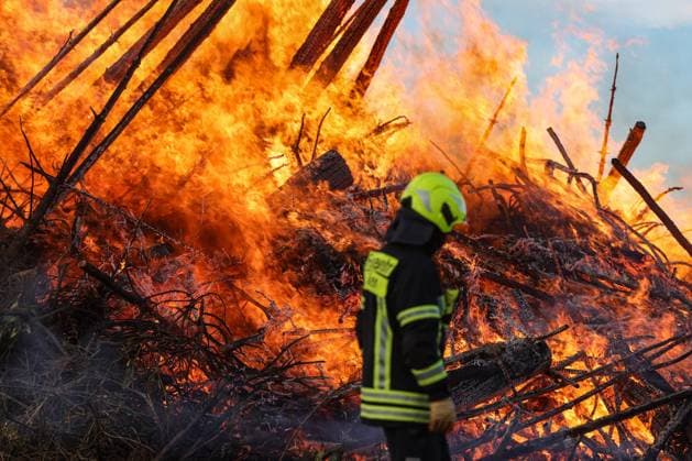 Das Osterfeuer brennt in Siegen-Oberschelden. Der Foerderverein (Förderverein) Freiwillige Feuerwehr Oberschelden e. V. hat am Abend zum Osterfeuer auf dem Bolzplatz Vor der Hohler eingeladen. Osterfeuer am 19.04.2025 in Siegen Deutschland. *** The Easter fire burns in Siegen Oberschelden The Förderverein Förderverein Freiwillige Feuerwehr Oberschelden e V has invited to the Easter fire on the football field Vor der Hohler in the evening Easter fire on 19 04 2025 in Siegen Germany