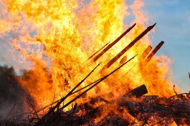 Das Osterfeuer brennt in Siegen-Oberschelden. Der Foerderverein (Förderverein) Freiwillige Feuerwehr Oberschelden e. V. hat am Abend zum Osterfeuer auf dem Bolzplatz Vor der Hohler eingeladen. Osterfeuer am 19.04.2025 in Siegen Deutschland. *** The Easter fire burns in Siegen Oberschelden The Förderverein Förderverein Freiwillige Feuerwehr Oberschelden e V has invited to the Easter fire on the football field Vor der Hohler in the evening Easter fire on 19 04 2025 in Siegen Germany