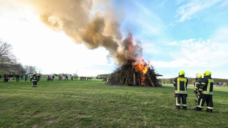 Das Osterfeuer brennt in Siegen-Oberschelden. Der Foerderverein (Förderverein) Freiwillige Feuerwehr Oberschelden e. V. hat am Abend zum Osterfeuer auf dem Bolzplatz Vor der Hohler eingeladen. Osterfeuer am 19.04.2025 in Siegen Deutschland. *** The Easter fire burns in Siegen Oberschelden The Förderverein Förderverein Freiwillige Feuerwehr Oberschelden e V has invited to the Easter fire on the football field Vor der Hohler in the evening Easter fire on 19 04 2025 in Siegen Germany