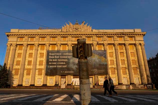 News Themen der Woche KW16 Missile seen in front of the former Kharkiv Oblast State Administration building, which was destroyed by Russian shelling in 2022, on the evening of Holy Saturday in Kharkiv™s city center. Kharkiv Kharkiv Oblast Ukraine
