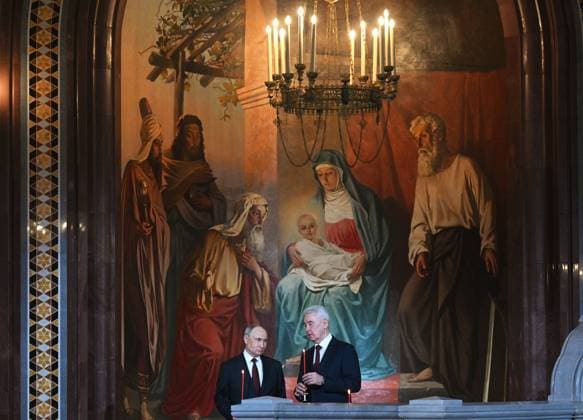 News Themen der Woche KW16 News Bilder des Tages Russia Religion Orthodox Easter 8906007 20.04.2025 Russian President Vladimir Putin and Moscow Mayor Sergei Sobyanin attend the Orthodox Easter service at the Cathedral of Christ the Saviour in Moscow, Russia. Ramil Sitdikov Sputnik Moscow Russia  Copyright: xRamilxSitdikovx