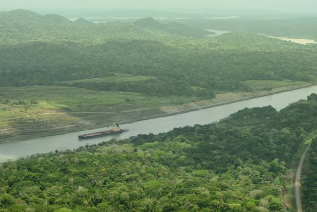 Luftaufnahme eines Schiffes bei der Einfahrt in den Panamakanal An aerial view of the Panama Canal surrounded by lush greenery, with a large ship entering the canal. The scene showcases the engineering marvel of the canal and its integration into the natural landscape of Panama. (License=RF) Copyright: xZoonar.com Lichtwertx 23204365