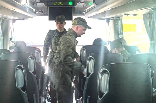 News Themen der Woche KW16 APRIL 19, 2025: Russian servicemen released from Ukrainian captivity board a bus. According to the Russian Defence Ministry, Russia and Ukraine have each exchanged 246 prisoners of war. Video grab. Best quality available. Russian Defence Ministry TASS  79963065