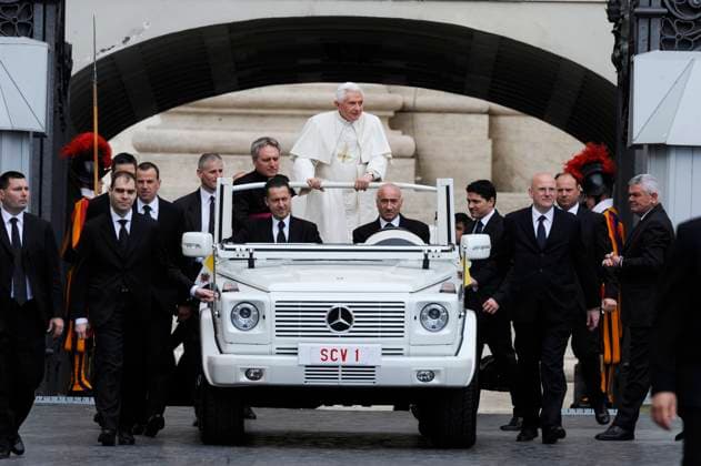 Former Pope Benedict dies aged 95 POPE BENEDICT XVI (Joseph Aloisius Ratzinger) Pope Benedict XVI, flanked by Monsignor Georg Gaenswein, during his general audience in St. Peter s square at the Vatican, Vatican City. April 6th, 2011 religion religious white robe full length car driving uniform guards security CAP EPS DS Danilo Schiavella EPS CITTA DEL VATICANO CITTA DEL VATICANO Copyright: xDaniloxSchiavella EPS CapitalxPicturesx