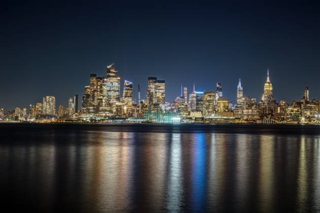 Die Skyline von Midtown Manhattan in New York bei Nacht Die Skyline von Midtown Manhattan in New York bei Nacht, gesehen von Hoboken, New Jersey (License=RF) Copyright: xZoonar.com JensxIcklerx 23060051