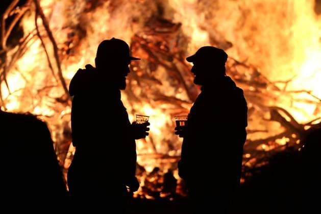 News Themen der Woche KW16 April 19, 2025, Cottbus, Brandenburg, Germany: Two visitors are drinking beer while watching the Easter fire at Branitzer Park in Cottbus, eastern Germany. Easter fires, or Paschal fires, are bonfires lit on Holy Saturday, especially in Northern Germany and the Netherlands, rooted in pre-Christian spring rituals and later adopted by Christian Easter traditions. They symbolize light overcoming darkness and ChristÃ¢â‚¬â ¢s resurrection. The custom is celebrated with community gatherings, and in churches, the fire is used to light the Paschal candle at the start of the Easter Vigil. Variations of the tradition exist in other countries with local meanings. Cottbus Germany - ZUMAf146 20250419_zip_f146_032 Copyright: xRouzbehxFouladix