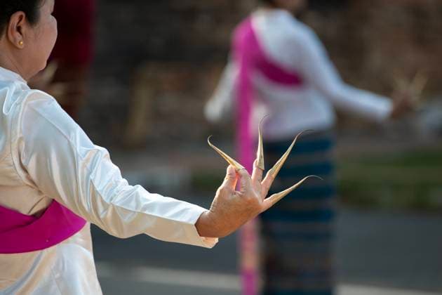 News Themen der Woche KW16 Largest Thai Dance in Chiang Mai, Thailand - 19 Apr 2025 An image shows the brass fingernails of Thai dancers during the performance of the Fon Leb (fingernail dance) in an attempt to set a new Guinness World Record for the largest Thai dance. The traditional Fon Leb (fingernail dance), a classical northern Thai folk performance set a new Guinness World Record for the Largest Thai Dance with a total of 7,218 participants. The performance was held to commemorate the 729th anniversary of Chiang Mai’s founding serving as a vibrant expression of Thailand’s treasured cultural heritage. Chiang Mai Thailand Copyright: xPongmanatxTasirix xSOPAxImagesx PTASIRI190425Dxii8657