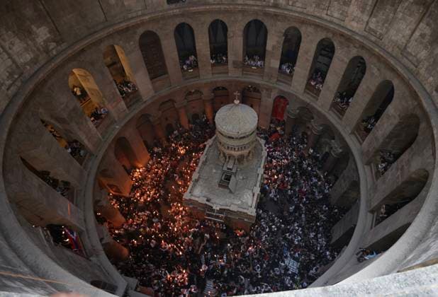 Bilder des Jahres 2025, News 04 April News Themen der Woche KW16 (250420) -- JERUSALEM, April 20, 2025 -- Worshipers gather during the Holy Fire ceremony at the Church of the Holy Sepulchre in Jerusalem s Old City, April 19, 2025. (Photo by Xinhua) MIDEAST-JERUSALEM-HOLY FIRE CEREMONY JamalxAwad 