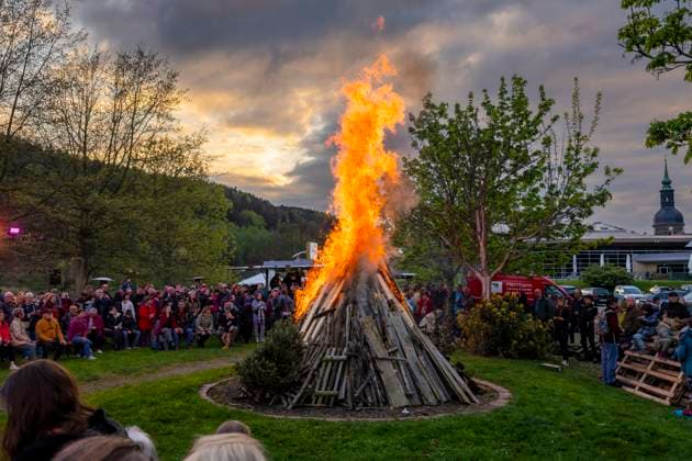 Osterfeuer Osterfeuer auf den Elbwiesen in Bad Schandau. Bad Schandau Sachsen Deutschland *** Easter bonfire Easter bonfire on the Elbe meadows in Bad Schandau Bad Schandau Saxony Germany