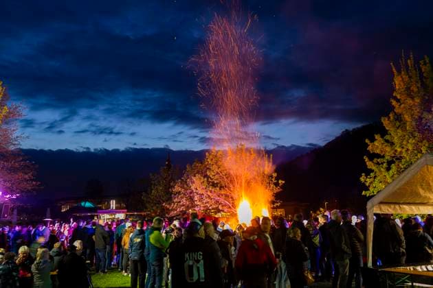Osterfeuer Osterfeuer auf den Elbwiesen in Bad Schandau. Bad Schandau Sachsen Deutschland *** Easter bonfire Easter bonfire on the Elbe meadows in Bad Schandau Bad Schandau Saxony Germany
