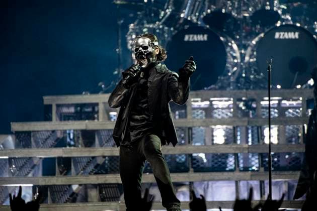 Entertainment Themen der Woche KW16 GHOST performing live at The O2 Arena, Greenwich, London on 19 April 2025 GHOST performing live at The O2 Arena, Greenwich, London on 19 April 2025 Papa Emeritus V Perpetua (Tobias Forge) , lead singer Ghost is a Swedish heavy metal band that was formed in 08. Ghost is easily recognizable because of its eccentric on-stage presence. Five of the group s six members wear virtually identical, face-concealing costumes. The most distinguishable member is the vocalist, who wears a prosthetic face with skull face paint, appearing as what can be described as a demonic anti-Pope . The vocalist is always portrayed as the same archetype character, but has slight appearance changes and even personality traits are altered from former versions. The band  Copyright: xDafyddxOwenx xAvalonx 0990066004