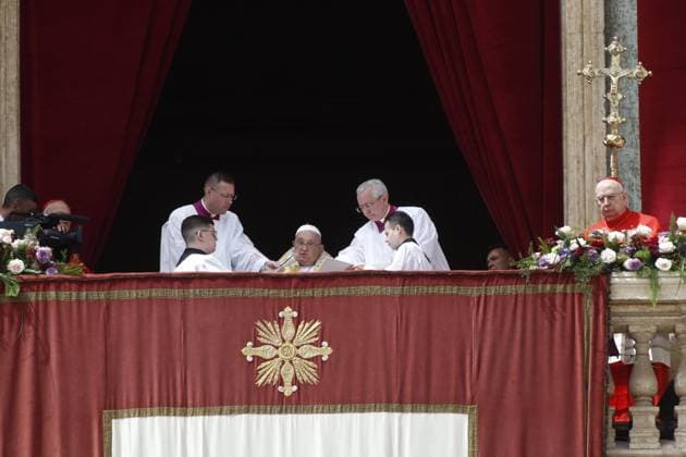 News Themen der Woche KW16 News Bilder des Tages April 20, 2025, Vatican City, ITALY: Pope Francis waves from the main balcony of St. Peter s basilica for the Urbi et Orbi message and blessing to the city and the world as part of Easter celebrations, at St Peter s square in the Vatican on 20 April 2025. ANSA ANGELO CARCONI Vatican City ITALY  - ZUMAa110 20250420_zaf_a110_013 Copyright: xAngeloxCarconix