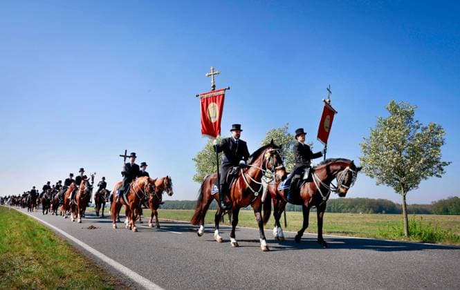 Bilder des Jahres 2025, News 04 April News Themen der Woche KW16 Sorbische Osterreiter verkuenden an Ostersonntag (20.04.2025) in der saechsischen Oberlausitz die christliche Botschaft von der Auferstehung Jesu verkuendet.. Ueber 200 Reiter nahmen an der Prozession teil, die von Rablitz in das benachbarte Wittichenau fuehrte (Foto). Laut Angaben des Bistums Dresden-Meissen wollten sich rund 1.500 Osterreiter an insgesamt neun Prozessionen beteiligen. Der Brauch wird vor allem von den katholischen Sorben in der Region um Kamenz, Bautzen und Hoyerswerda gepflegt. Unter dem Laeuten der Kirchenglocken und mit Gesang fuehren die Prozessionen traditionell jeweils von der Heimatkirche aus um die Felder bis ins naechste Dorf. Die ausschliesslich maennlichen Reiter sind in Frack und Zylinder unterwegs. Erste kath Copyright: epd-bild MatthiasxSchumann epd-Osterreiter4 - Kopieren