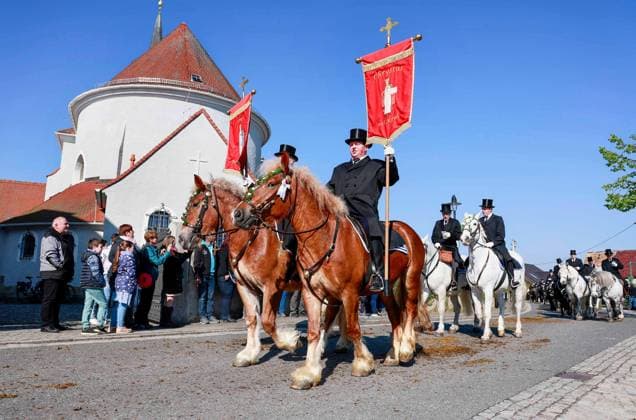 Sorbische Osterreiter verkuenden an Ostersonntag (20.04.2025) in der saechsischen Oberlausitz die christliche Botschaft von der Auferstehung Jesu verkuendet.. Ueber 200 Reiter nahmen an der Prozession teil, die von Rablitz in das benachbarte Wittichenau fuehrte (Foto). Laut Angaben des Bistums Dresden-Meissen wollten sich rund 1.500 Osterreiter an insgesamt neun Prozessionen beteiligen. Der Brauch wird vor allem von den katholischen Sorben in der Region um Kamenz, Bautzen und Hoyerswerda gepflegt. Unter dem Laeuten der Kirchenglocken und mit Gesang fuehren die Prozessionen traditionell jeweils von der Heimatkirche aus um die Felder bis ins naechste Dorf. Die ausschliesslich maennlichen Reiter sind in Frack und Zylinder unterwegs. Erste kath Copyright: epd-bild MatthiasxSchumann epd-Osterreiter5