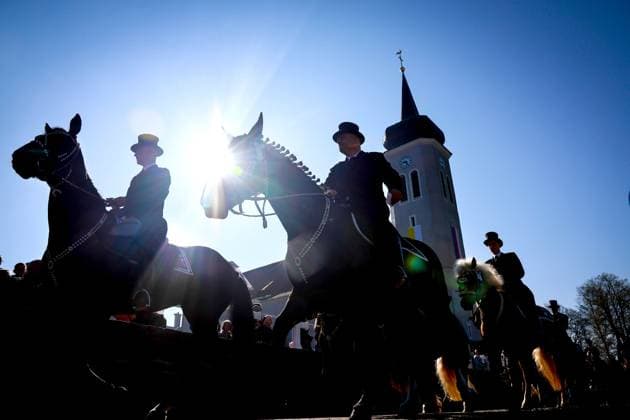 Sorbische Osterreiter verkuenden an Ostersonntag (20.04.2025) in der saechsischen Oberlausitz die christliche Botschaft von der Auferstehung Jesu verkuendet.. Ueber 200 Reiter nahmen an der Prozession teil, die von Rablitz in das benachbarte Wittichenau fuehrte (Foto). Laut Angaben des Bistums Dresden-Meissen wollten sich rund 1.500 Osterreiter an insgesamt neun Prozessionen beteiligen. Der Brauch wird vor allem von den katholischen Sorben in der Region um Kamenz, Bautzen und Hoyerswerda gepflegt. Unter dem Laeuten der Kirchenglocken und mit Gesang fuehren die Prozessionen traditionell jeweils von der Heimatkirche aus um die Felder bis ins naechste Dorf. Die ausschliesslich maennlichen Reiter sind in Frack und Zylinder unterwegs. Erste kath Copyright: epd-bild MatthiasxSchumann 25_04_20_EPD_Osterreiten_Ralbitz_006