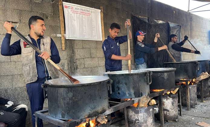 News Themen der Woche KW16 News Bilder des Tages Palestinians wait in front of a free food distribution point to receive their portion of a hot meal, at the Nuseirat Palestinians wait in front of a free food distribution point to receive their portion of a hot meal, at the Nuseirat refugee camp in the central Gaza Strip on April 20, 2025. Photo by Belal Abu Amer apaimages Nusairat Gaza Strip Palestinian Territory 200425_Nusairat_BM_00(22) Copyright: xapaimagesxBelalxAbuxAmerx xapaimagesx
