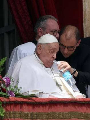 News Themen der Woche KW16 Pope Francis Delivers His Easter Message Urbi et Orbi - Vatican Pope Francis looks out onto the central balcony drink water for Holy Mass on Easter Sunday and Urbi et Orbi Blessing in Saint Peter’s Square in Vatican, on April 20, 2025. Photo by Marco Iacobucci IPA ABACAPRESS.COM Vatican City italy Vatican (or Holy See)  Copyright: xIacobuccixMarco IPA ABACAx