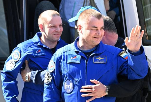 News Themen der Woche KW16 News Bilder des Tages Russia Space 8906474 20.04.2025 Roscosmos cosmonauts Alexey Ovchinin, right, and Ivan Vagner are welcomed at the Yuri Gagarin Cosmonaut Training Centre in Star City, outside Moscow, Russia. Earlier in the day NASA astronaut Donald Pettit, and Roscosmos cosmonauts Alexey Ovchinin and Ivan Vagner have returned to Earth aboard the Soyuz MS-26 spacecraft from the International Space Station. Ovchinin, Vagner and Pettit have been on the ISS since September 11, 2024. Maksim Blinov Sputnik Star City Moscow region Russia  Copyright: xMaksimxBlinovx