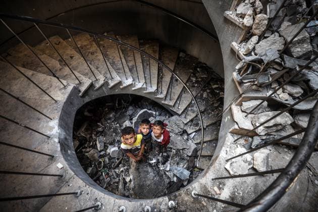 Bilder des Jahres 2025, News 04 April News Themen der Woche KW16 Daily Life In Gaza Amid Hamas-Israel Conflict Displaced Palestinian children play outside their tent inside the destroyed Rashad Al-Shawa Cultural Center, which is turned into a shelter in Gaza City, on April 20, 2025. Gaza Palestine  Copyright: xMajdixFathix originalFilename: fathi-notitle250420_npECk.jpg