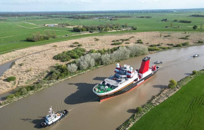 Bilder des Jahres 2025, News 04 April News Themen der Woche KW16 News Bilder des Tages Forschungsschiff Meteor IV wird überführt.. Das neue Forschungsschiff Meteor IV wird über die Ems zur Fassmer Werft in den Landkreis Wesermarsch überführt. Papenburg Niedersachsen Deutschland *** Research vessel Meteor IV is transferred The new research vessel Meteor IV is transferred via the Ems to the Fassmer shipyard in the district of Wesermarsch Papenburg Lower Saxony Germany Copyright: xdiebildwerftx