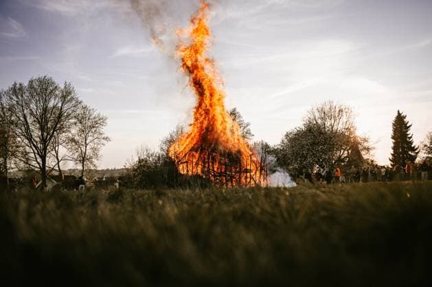 Bilder des Jahres 2025, News 04 April News Themen der Woche KW16 Osterfeuer in Osnabrück am 20.04.2025 in Osnabrück Ein Osterfeuer in Osnabrück Sutthausen. Foto: osnapix Osterfeuer in Osnabrück *** Easter bonfire in Osnabrück on 20 04 2025 in Osnabrück An Easter bonfire in Osnabrück Sutthausen Photo osnapix Easter bonfire in Osnabrück MT