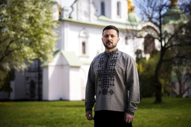 News Themen der Woche KW16 April 20, 2025, Kiev, Kyiv Oblast, Ukraine: Ukrainian President Volodymyr Zelenskyy, wearing traditional Ukrainian vyshyvanka embroidered shirt delivers an Easter Sunday address to the nation outside Saint Sophia Cathedral, April 20, 2025 in Kiev, Ukraine. Zelenskyy told Ukrainians, Evil may have its hour but God will have his dayÃ¢ Kiev Ukraine - ZUMAp138 20250420_zaa_p138_015 Copyright: xUkrainexPresidency UkrainianxPrex