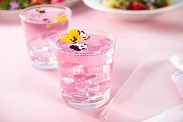Gläser von rosa violett lila Cocktail dekoriert Blumen Viola pancies Glasses of pink violet purple cocktail decorated flowers viola pansy. Copy space. (License=RF) Copyright: xZoonar.com ZulfiiaxIshmukhametovax 23222940