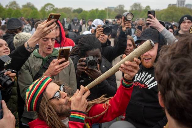 News Themen der Woche KW16 London, Cannabis-Sympathisanten treffen sich im Hyde Park April 20, 2025, London, United Kingdom: A male attendee smokes a very large joint in the middle of the crowd at the Hyde Park. Thousands of cannabis enthusiasts gathered for the 420 event to celebrate their shared passion for the plant at the Hyde Park in London, UK. All the attenders lighted up a joint at 4.20 PM to remember those who started the tradition back in 1968. London United Kingdom - ZUMAs197 20250420_aaa_s197_201 Copyright: xKrisztianxElekx