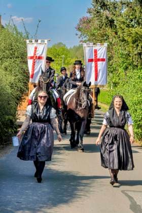 Osterreitern - seit 1998 auch wieder im Spreewald DEU Brandenburg Zerkwitz Spreewald Â Osterreiten in der Niederlausitz Neue- alte wendische Ostertradition: Auch in der evangelischen Niederlausitz wird zu Ostern die Auferstehung des Herrn mit einer wendischen Reiterprozession gefeiert. Seit 1998 wird in Zerkwitz Spreewald das Osterreiten als Zeichen gemeinsamen Glaubens der katholischen und evangelischen Reiter und Reiterinnen begannen. Bis um 1600 gab es diese reilgioese wendische Tradition noch im Raum Lübbenau, mit der Reformation verschwand die Sitte des Osterreitens vor rund 400 Jahren. In der teilweise streng katholischen Oberlausitz wird seit Jahrhunderten in einer Prozession der Osterreiter die Botschaft von der Auferstehung