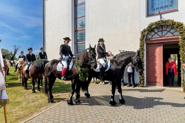 Osterreitern - seit 1998 auch wieder im Spreewald DEU Brandenburg Zerkwitz Spreewald Â Osterreiten in der Niederlausitz Neue- alte wendische Ostertradition: Auch in der evangelischen Niederlausitz wird zu Ostern die Auferstehung des Herrn mit einer wendischen Reiterprozession gefeiert. Seit 1998 wird in Zerkwitz Spreewald das Osterreiten als Zeichen gemeinsamen Glaubens der katholischen und evangelischen Reiter und Reiterinnen begannen. Bis um 1600 gab es diese reilgioese wendische Tradition noch im Raum Lübbenau, mit der Reformation verschwand die Sitte des Osterreitens vor rund 400 Jahren. In der teilweise streng katholischen Oberlausitz wird seit Jahrhunderten in einer Prozession der Osterreiter die Botschaft von der Auferstehung