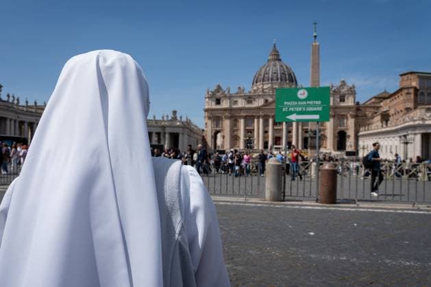 News Themen der Woche KW17 News Bilder des Tages Faithful and Members of the media gather in St. Peter s Square at the Vatican after Cardinal Camerlengo Kevin Joseph Farrell announced the death of Pope Francis in Vatican City, Vatican on 21 April 2025. Faithful and Members of the media gather in St. Peter s Square at the Vatican after Cardinal Camerlengo Kevin Joseph Farrell announced the death of Pope Francis in Vatican City, Vatican on 21 April 2025., Credit:Stefano Costantino TTL Avalon Vatican, Vatican City  Copyright: xStefanoxCostantinoxTTLx xAvalonx 0990553935