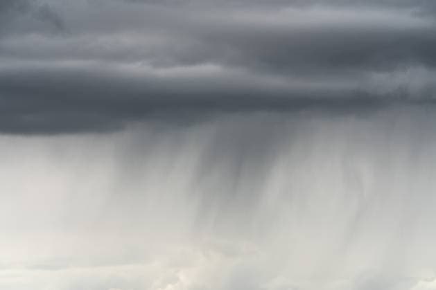 Creative Highlights World Dunkle Wolken und Regen ist am Horizont bei Rottweil zu sehen. Rottweil Baden-Württemberg Deutschland *** Dark clouds and rain can be seen on the horizon near Rottweil Rottweil Baden Württemberg Germany