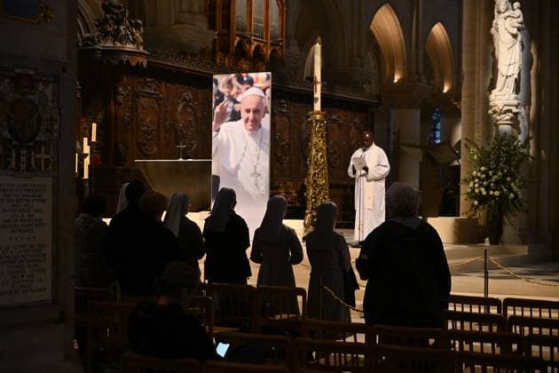 News Themen der Woche KW17 News Bilder des Tages Following the death of Pope Francis, his portrait was displayed in Notre Dame Cathedral in Paris on April 21, 2025. - 21 04 2025 - France Ile-de-France (region) Paris -  julienxmattia LePictorium_0307242